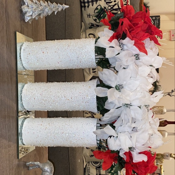 Floral Arrangements in Glass Vases - Picture 2 of 2